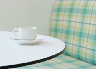 Do jakich wnętrz pasuje minimalistyczny biały stolik kawowy w wysokim połysku