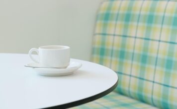 Do jakich wnętrz pasuje minimalistyczny biały stolik kawowy w wysokim połysku